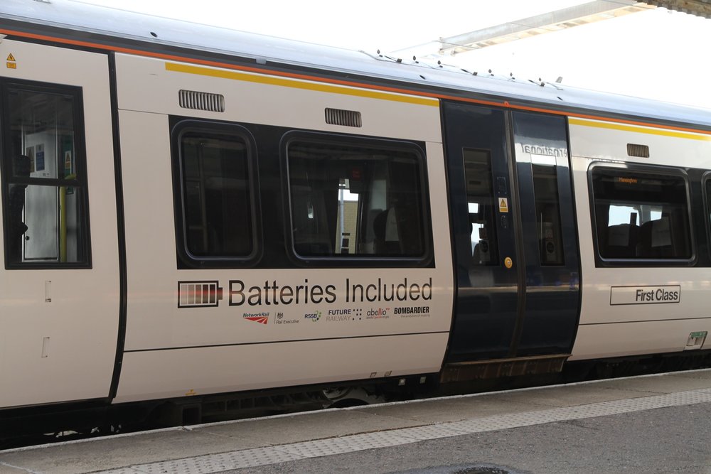 Un train munie de batteries